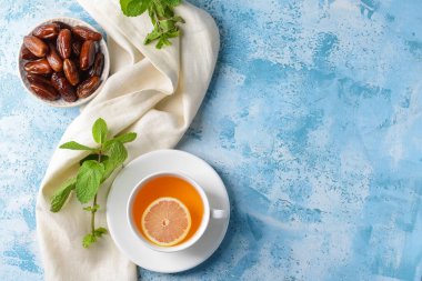 Bir kâse dolusu tatlı hurma ve bir fincan çay.