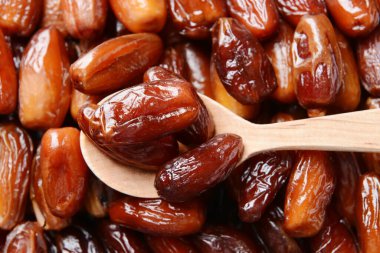 Kurumuş hurma kaşıkları.