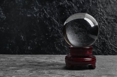 Karanlık arka planda kristal falcı küresi