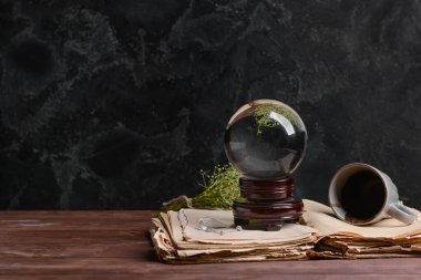 Karanlık arka planda falcıların aksesuarları