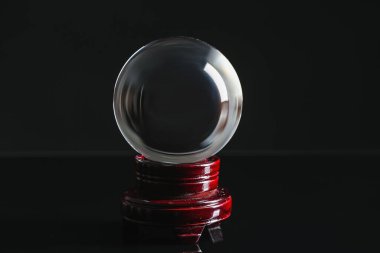 Karanlık arka planda kristal falcı küresi