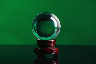 Renkli arka planda kristal falcı topu