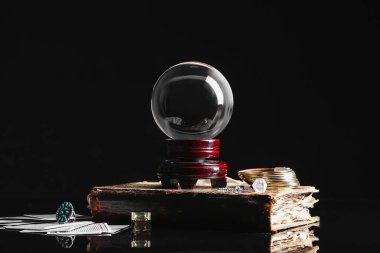 Karanlık arka planda falcıların aksesuarları