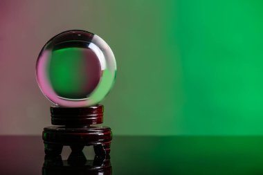 Kristal falcı küresi masada.