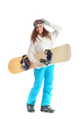 Beyaz arkaplanda kadın snowboardcu