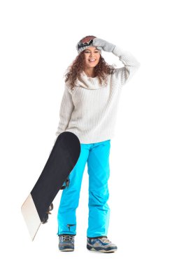 Beyaz arkaplanda kadın snowboardcu