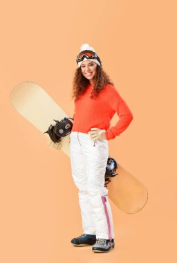 Renkli arka planda kadın snowboardcu