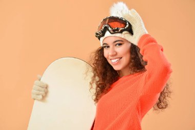 Renkli arka planda kadın snowboardcu