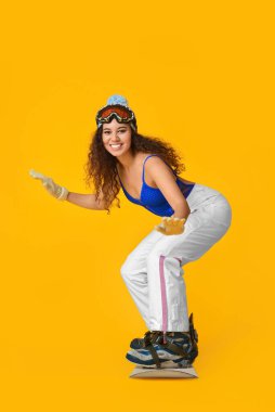 Renkli arka planda kadın snowboardcu