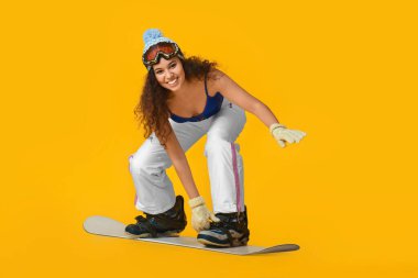 Renkli arka planda kadın snowboardcu