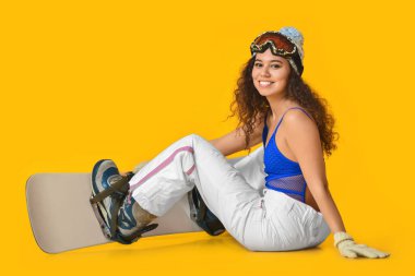 Renkli arka planda kadın snowboardcu