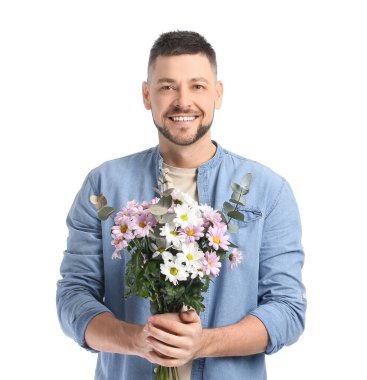 Beyaz arka planda güzel çiçekleri olan yakışıklı bir adam.
