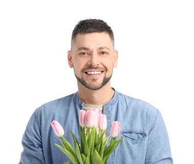 Beyaz arka planda güzel çiçekleri olan yakışıklı bir adam.