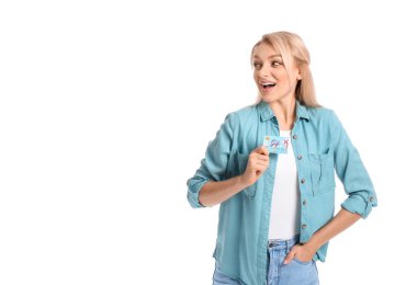 Beyaz arka planda hediye kartı olan güzel bir genç kadın.