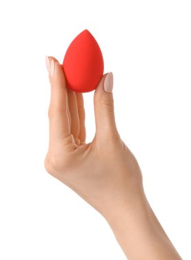 Beyaz arkaplanda makyaj süngeri olan el