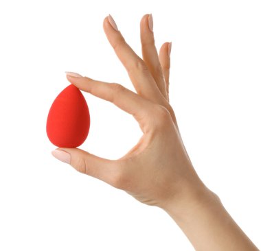 Beyaz arkaplanda makyaj süngeri olan el