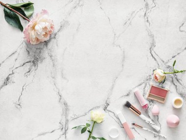 Hafif arkaplanda kozmetik ve bahar çiçekleri