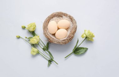 Güzel Paskalya yumurtaları ve hafif arka planda kompozisyon