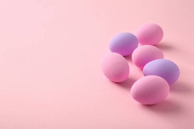 Renkli arka planda güzel Paskalya yumurtaları