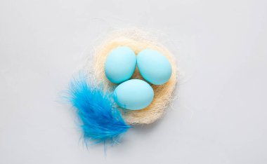 Güzel Paskalya yumurtaları ve hafif arka planda kompozisyon