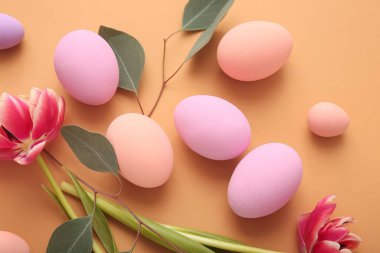 Renkli arkaplanda güzel Paskalya yumurtaları olan kompozisyon