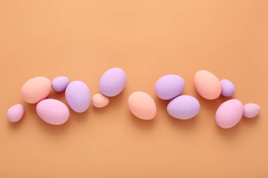 Renkli arka planda güzel Paskalya yumurtaları