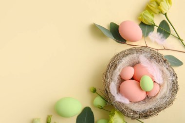 Renkli arkaplanda güzel Paskalya yumurtaları olan kompozisyon