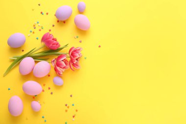 Renkli arkaplanda güzel Paskalya yumurtaları olan kompozisyon