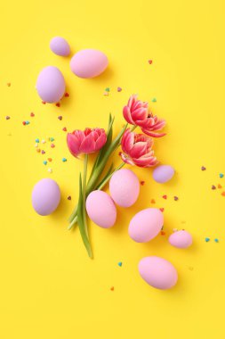 Renkli arkaplanda güzel Paskalya yumurtaları olan kompozisyon