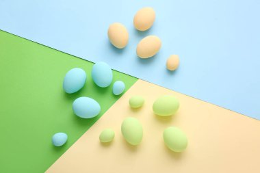 Renkli arka planda güzel Paskalya yumurtaları