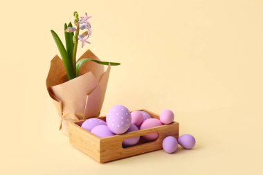 Renkli arkaplanda güzel Paskalya yumurtaları olan kompozisyon