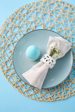 Renkli arka planda güzel bir Paskalya yumurtası tabağı