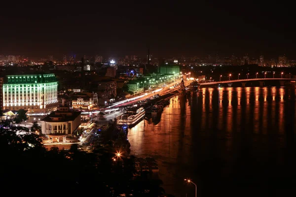 Aziz Patrick Günü gecesi modern şehrin güzel manzarası