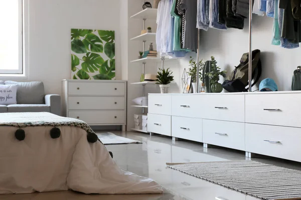 ワードローブ付きの白いモダンなベッドルームのインテリア — ストック写真
