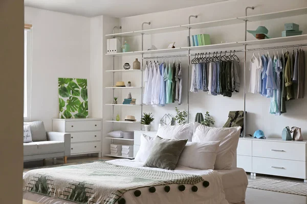 Interieur Van Witte Moderne Slaapkamer Met Garderobe — Stockfoto