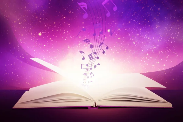 Renk arkaplanı üzerine notalar içeren kitabı aç