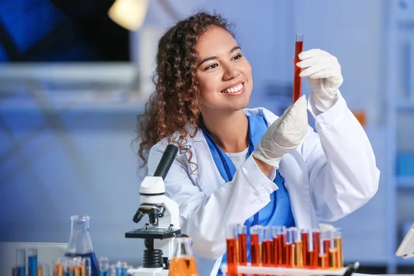 Kobieta Naukowiec Pracująca Próbkami Laboratorium — Zdjęcie stockowe