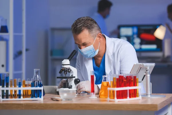Male Scientist Working Microscope Laboratory — Stock Photo, Image