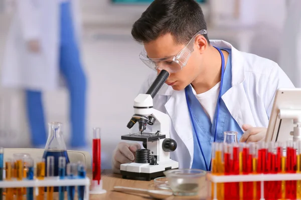 Mužský Vědec Pracující Mikroskopem Laboratoři — Stock fotografie