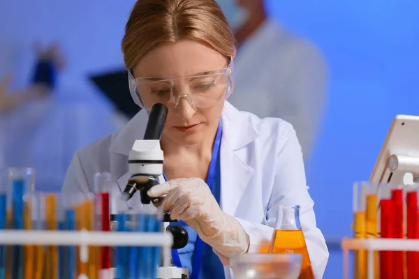 Scienziata Che Lavora Con Microscopio Laboratorio — Foto Stock