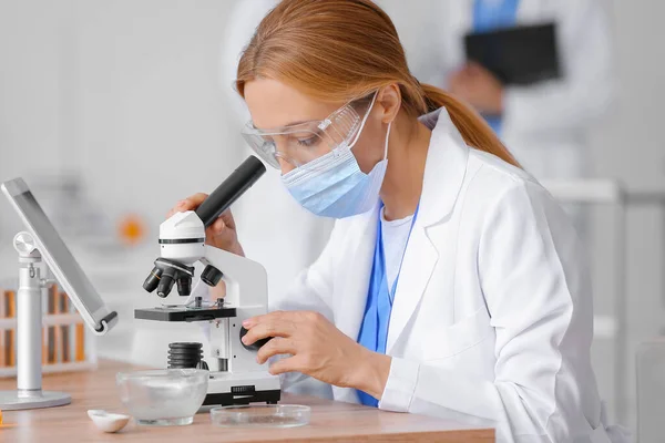 Female Scientist Working Microscope Laboratory — Stock Photo, Image