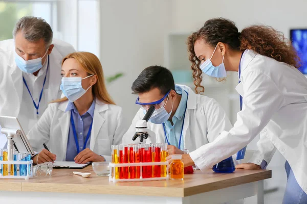 Naukowcy Pracujący Próbkami Laboratorium — Zdjęcie stockowe