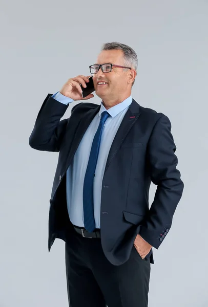 Hombre Negocios Hablando Por Teléfono Móvil Sobre Fondo Gris —  Fotos de Stock
