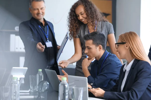 Equipe Empresários Durante Reunião Escritório — Fotografia de Stock