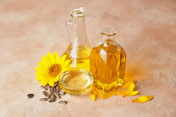 Komposition Mit Sonnenblumenöl Auf Farbigem Hintergrund — Stockfoto
