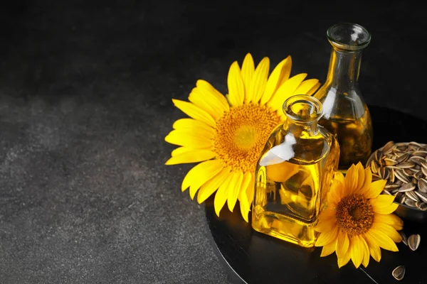 Composición Con Aceite Girasol Sobre Fondo Oscuro —  Fotos de Stock