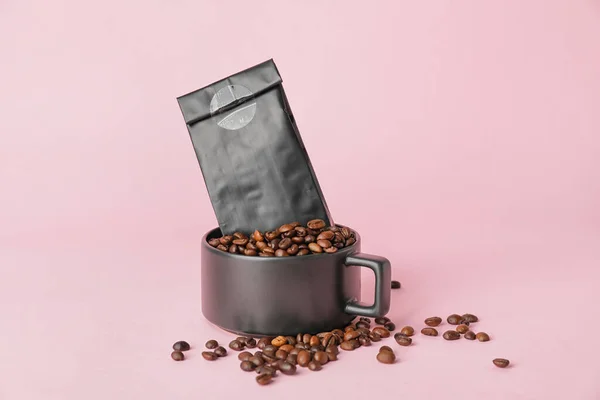 Beker Met Koffiebonen Tas Kleur Achtergrond — Stockfoto
