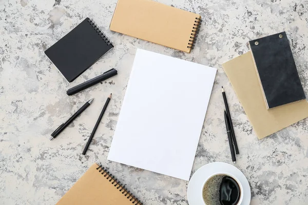 Boş dergi, bir fincan kahve ve hafif arkaplan üzerine defterler.