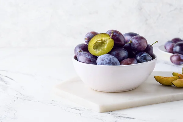 Bowl Tasty Plums Light Background — Stock Photo, Image