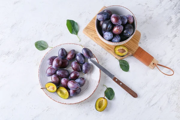 Plate Tasty Plums Light Background — Stock Photo, Image